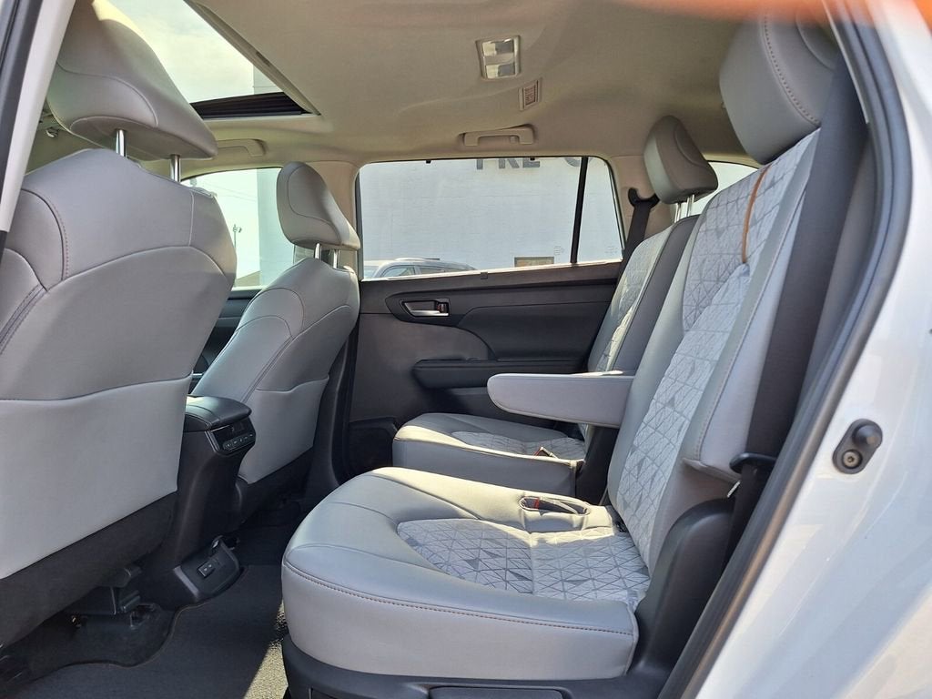 2023 Toyota Highlander Hybrid Bronze Edition