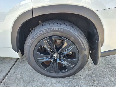 2023 Toyota Highlander Hybrid Bronze Edition