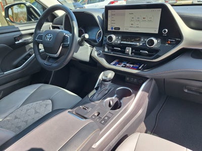 2023 Toyota Highlander Hybrid Bronze Edition