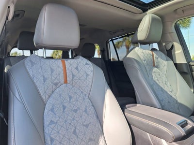 2023 Toyota Highlander Hybrid Bronze Edition