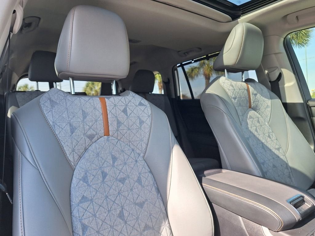 2023 Toyota Highlander Hybrid Bronze Edition