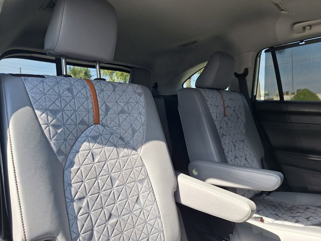 2023 Toyota Highlander Hybrid Bronze Edition