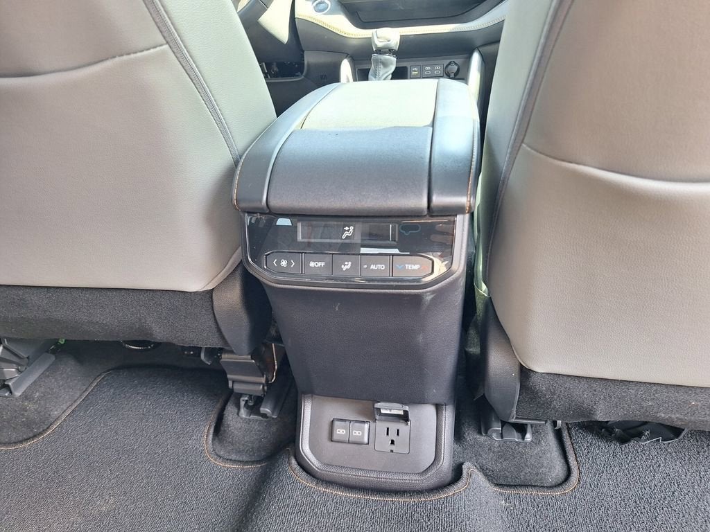 2023 Toyota Highlander Hybrid Bronze Edition