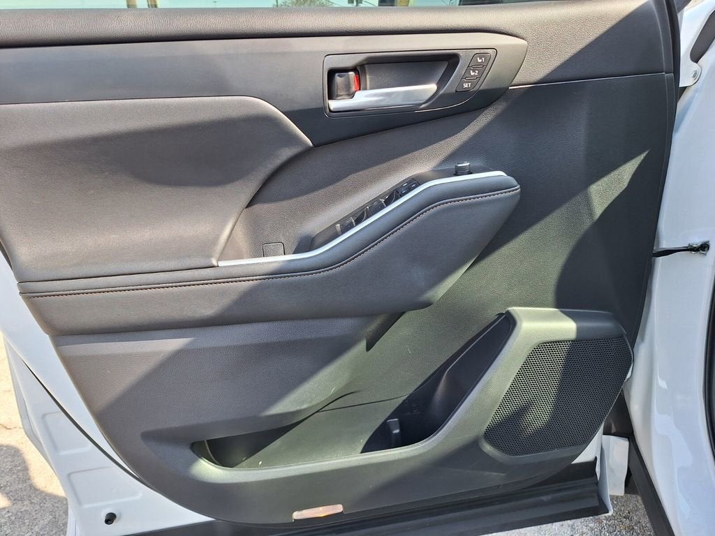 2023 Toyota Highlander Hybrid Bronze Edition