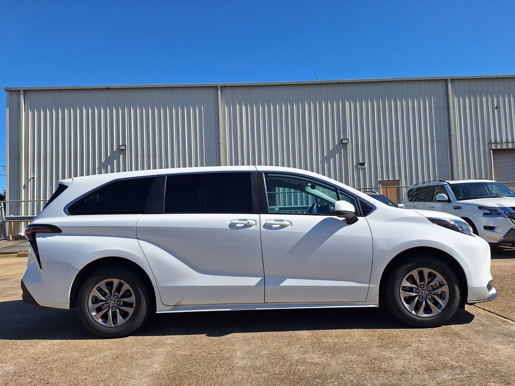 2025 Toyota Sienna LE