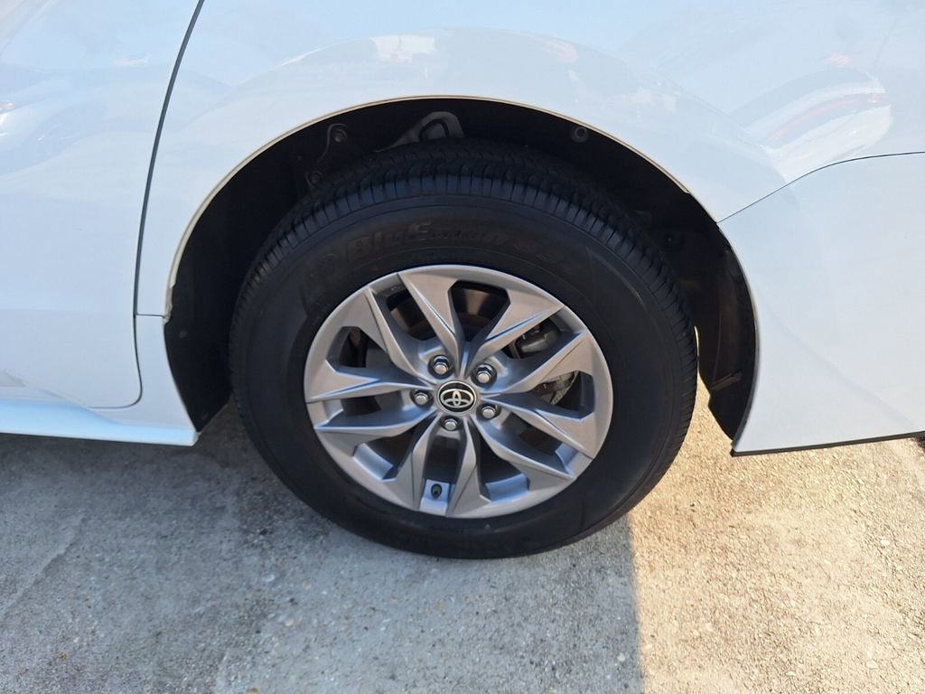 2025 Toyota Sienna LE