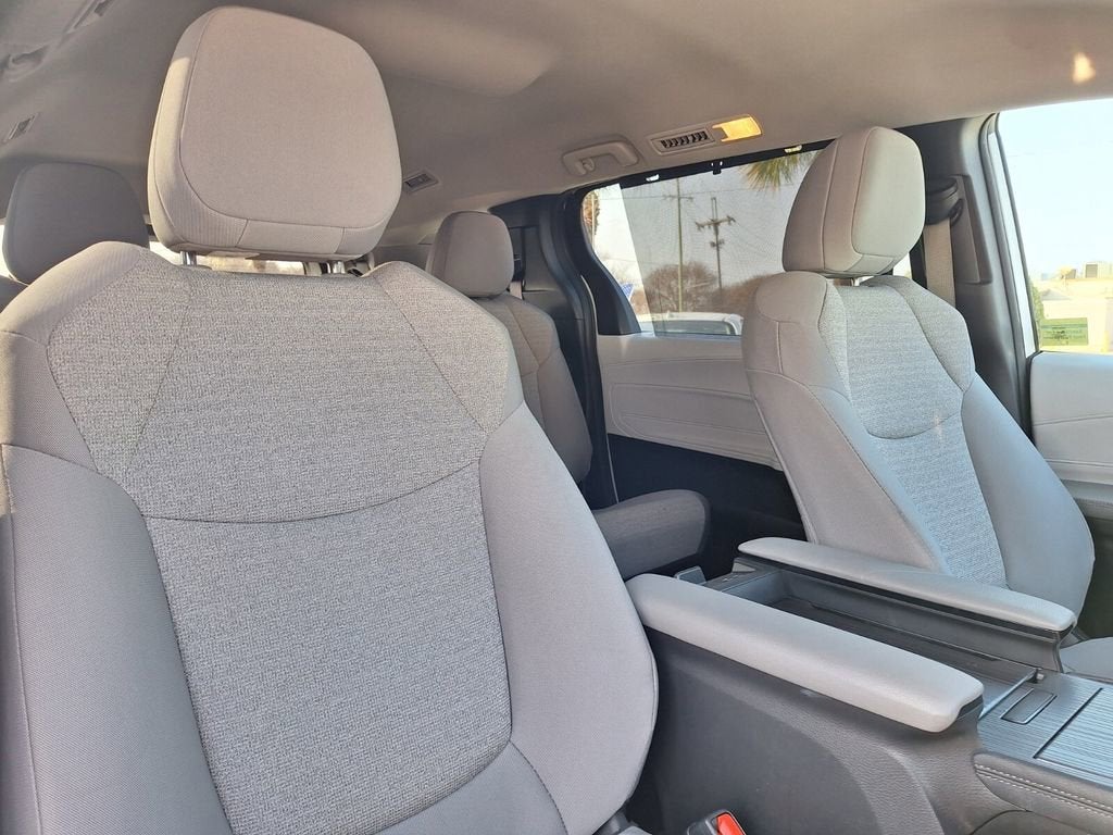 2025 Toyota Sienna LE