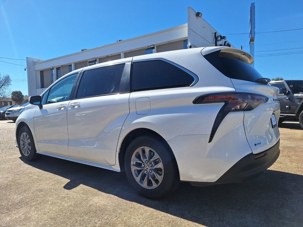 2025 Toyota Sienna LE