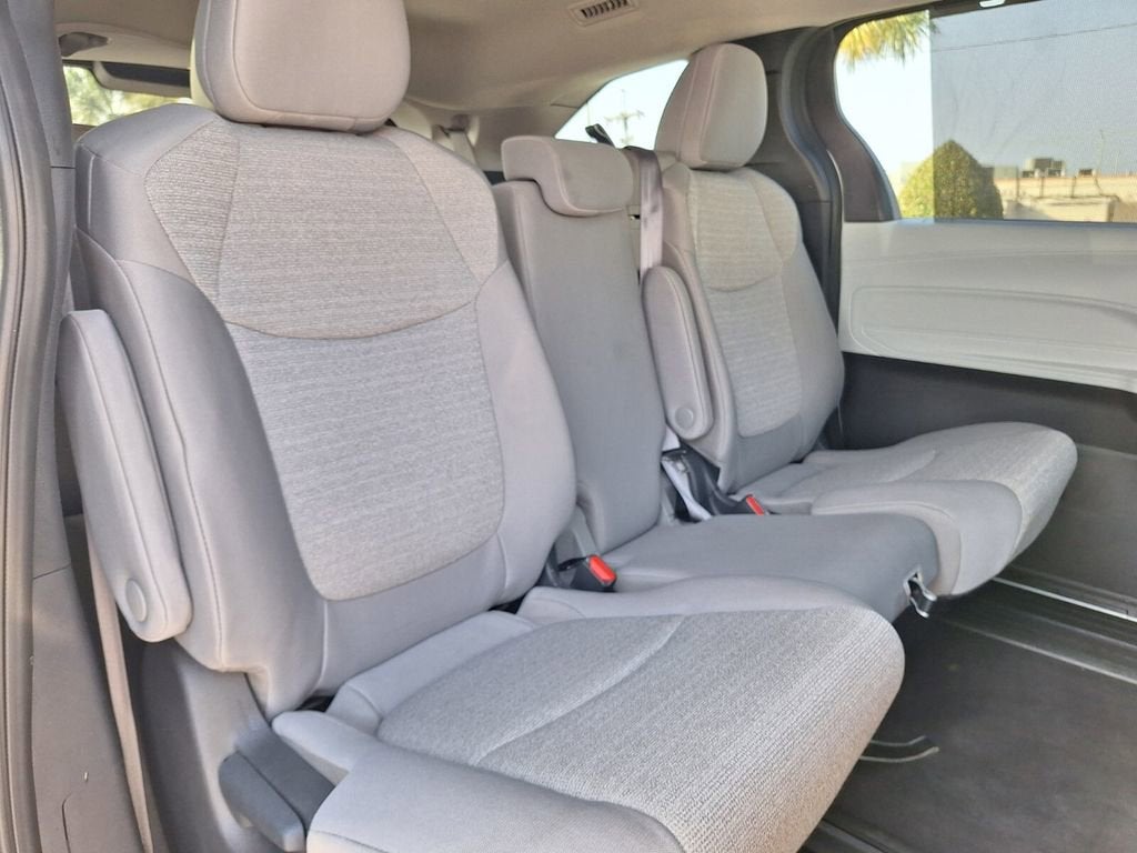 2025 Toyota Sienna LE